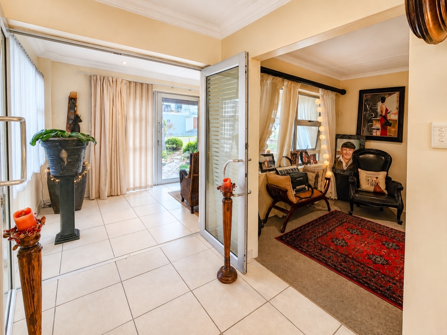 5 Bedroom Property for Sale in Wavecrest Eastern Cape
